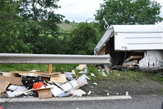 Saône-et-Loire: une caravane du Cirque Pinder éventrée sur la N80 au Creusot