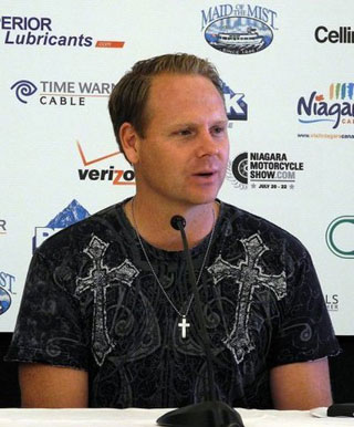 Etats-Unis: traversée spectaculaire des chutes du Niagara par le funambule Nik Wallenda