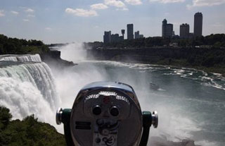 Etats-Unis: traversée spectaculaire des chutes du Niagara par le funambule Nik Wallenda