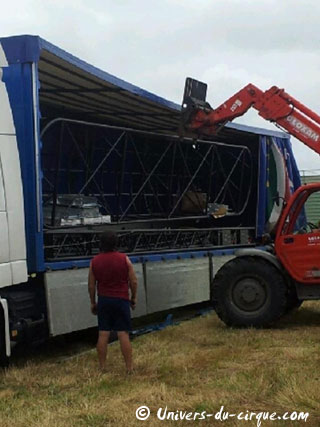 La livraison du nouveau chapiteau du Cirque Joseph Bouglione en images