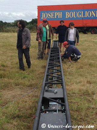 L'assemblage et le levage des mâts du nouveau chapiteau du Cirque Joseph Bouglione en images