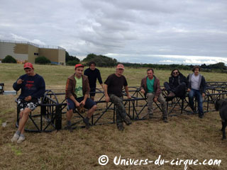 L'assemblage et le levage des mâts du nouveau chapiteau du Cirque Joseph Bouglione en images