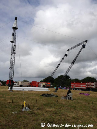 L'assemblage et le levage des mâts du nouveau chapiteau du Cirque Joseph Bouglione en images
