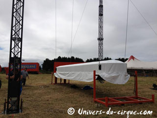 L'assemblage et le levage des mâts du nouveau chapiteau du Cirque Joseph Bouglione en images