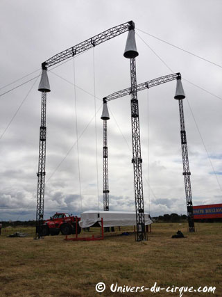 L'assemblage et le levage des mâts du nouveau chapiteau du Cirque Joseph Bouglione en images