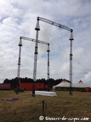 L'assemblage et le levage des mâts du nouveau chapiteau du Cirque Joseph Bouglione en images