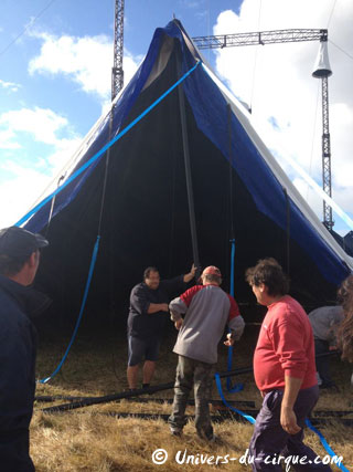 Le levage de la toile du nouveau chapiteau du Cirque Joseph Bouglione en images