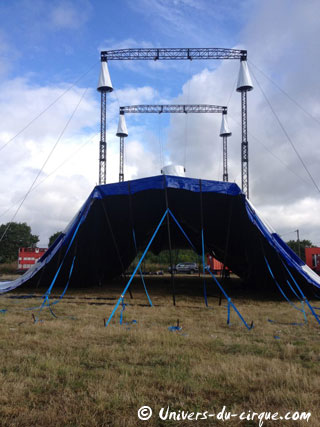 Le levage de la toile du nouveau chapiteau du Cirque Joseph Bouglione en images