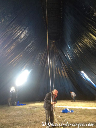 Le levage de la toile du nouveau chapiteau du Cirque Joseph Bouglione en images