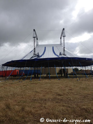 Le levage de la toile du nouveau chapiteau du Cirque Joseph Bouglione en images