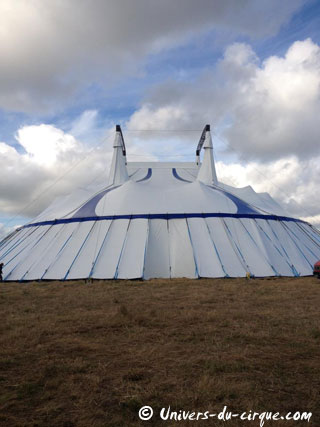 Le levage de la toile du nouveau chapiteau du Cirque Joseph Bouglione en images