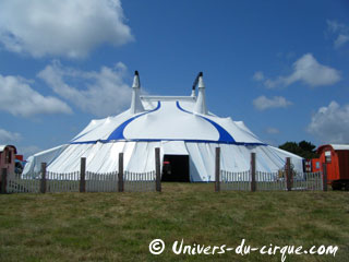 Loire-Atlantique: le nouveau chapiteau du Cirque Joseph Bouglione inauguré à Saint-Nazaire