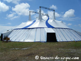 Loire-Atlantique: le nouveau chapiteau du Cirque Joseph Bouglione inauguré à Saint-Nazaire