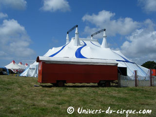 Loire-Atlantique: le nouveau chapiteau du Cirque Joseph Bouglione inauguré à Saint-Nazaire