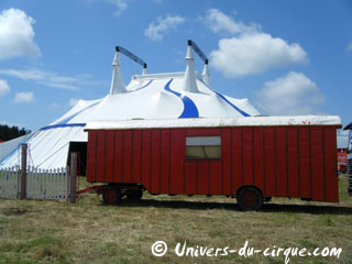 Loire-Atlantique: le nouveau chapiteau du Cirque Joseph Bouglione inauguré à Saint-Nazaire