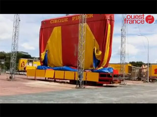 Manche: le montage du Cirque Pinder à Coutances en vidéo