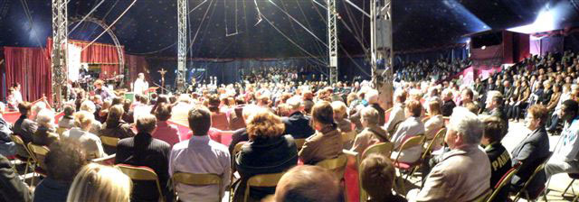 Meurthe-et-Moselle: la messe de Longwy sous le chapiteau du Cirque Maximum en images