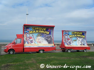 Affiches et matériel publicitaire 2012 du Cirque Maximum