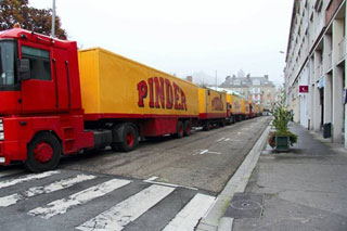 Calvados: Pinder fait du cirque place de la République à Lisieux
