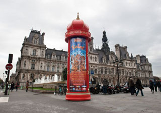 Paris: 3 colonnes Morris aux couleurs du Cirque d'Hiver Bouglione