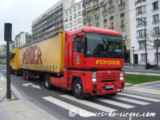 Paris: les convois du Cirque Pinder sont arrivés sur la Pelouse de Reuilly
