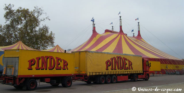 Paris: les convois du Cirque Pinder sont arrivés sur la Pelouse de Reuilly