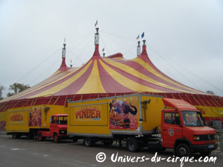 Paris: les convois du Cirque Pinder sont arrivés sur la Pelouse de Reuilly