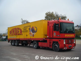 Paris: les convois du Cirque Pinder sont arrivés sur la Pelouse de Reuilly