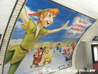 Paris: les spectacles de Nol 2012 s'affichent dans les couloirs du métro parisien