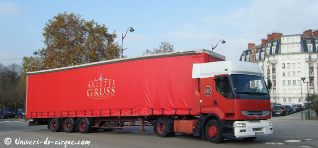 Paris: les convois du Cirque Arlette Gruss sont arrivés sur la Pelouse de Reuilly