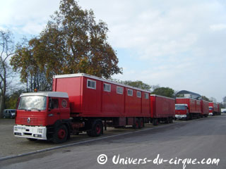 Paris: les convois du Cirque Arlette Gruss sont arrivés sur la Pelouse de Reuilly