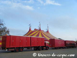 Paris: les convois du Cirque Arlette Gruss sont arrivés sur la Pelouse de Reuilly