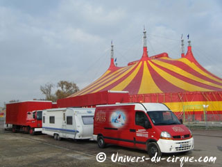 Paris: les convois du Cirque Arlette Gruss sont arrivés sur la Pelouse de Reuilly