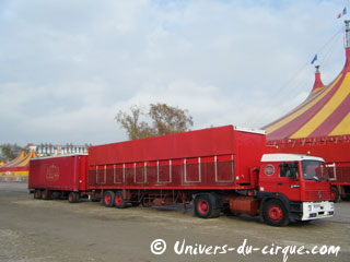 Paris: les convois du Cirque Arlette Gruss sont arrivés sur la Pelouse de Reuilly
