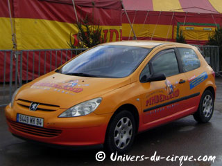 Seine-et-Marne: une voiture publicitaire aux couleurs du Parc Pinderland à Perthes-en-Gtinais
