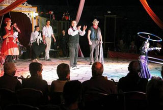 Indre-et-Loire: le Village du Cirque de Nol du Cirque Georget retrouve et séduit son public à Luynes