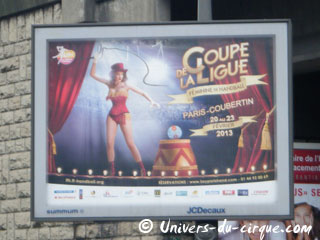 Paris: campagne publicitaire de la Coupe de la Ligue Féminine de Handball sur le thème du cirque